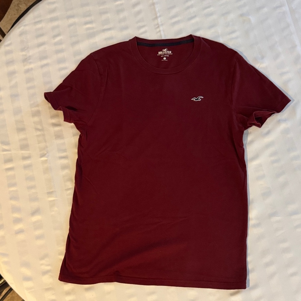 Hollister Men's Dark Red Short Sleeve Tee